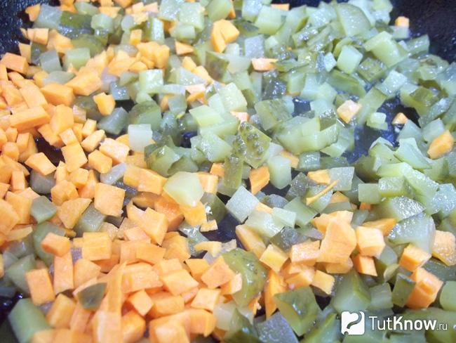 Морковь с огурцами жарится