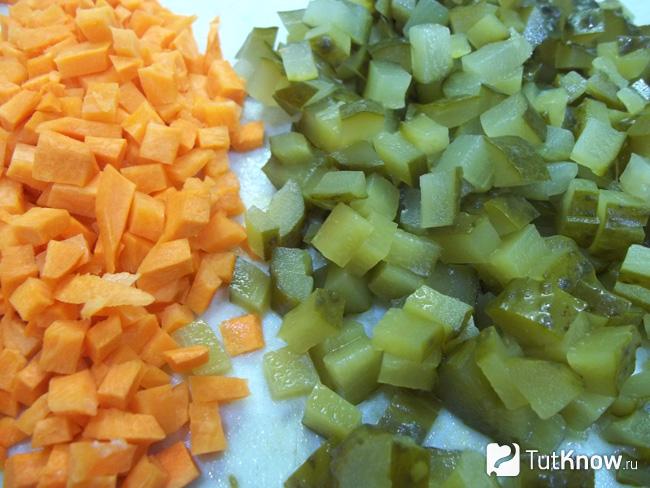 Морковь с огурцами нарезана