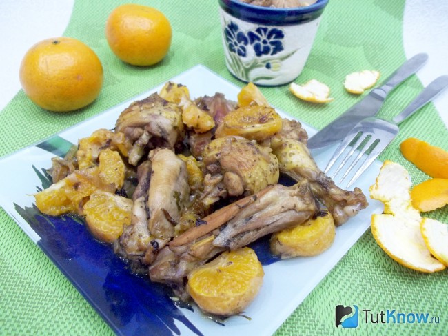 Готовая курица с цитрусовыми в красном вине