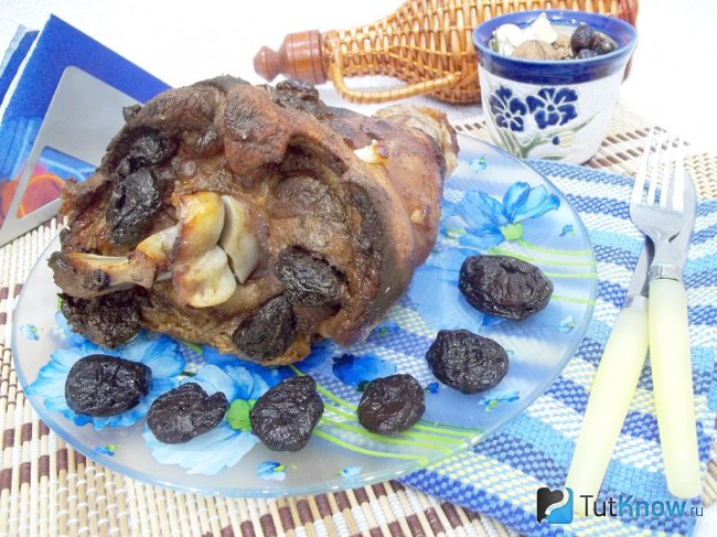 Готовая запеченная рулька с черносливом