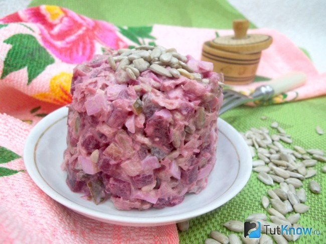 Готовый салат из курицы, свеклы и семечек