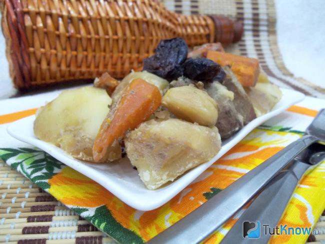 Готовое мясо с овощами в духовке