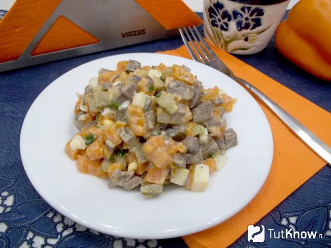 Готовый салат из сердца, яиц и овощей