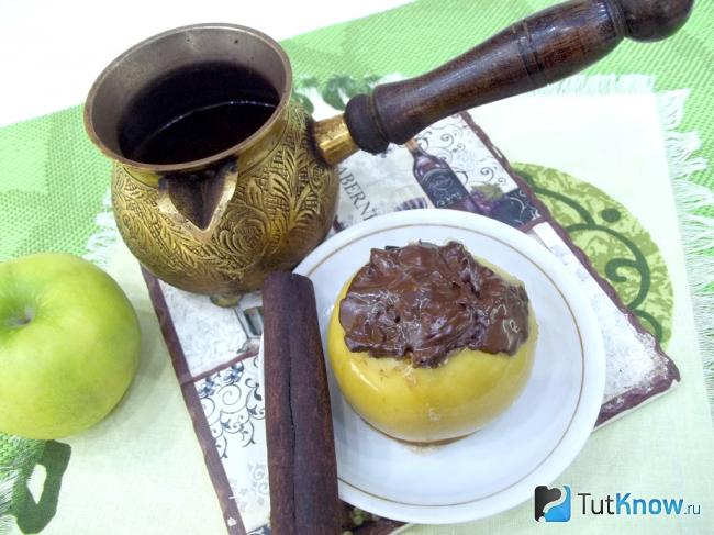 Готовые фаршированные яблоки черносливом с шоколадной глазурью