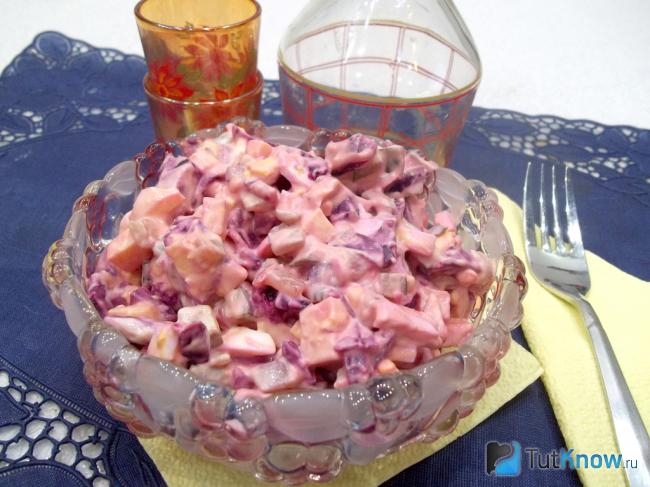 Готовый салат из свеклы и сыра