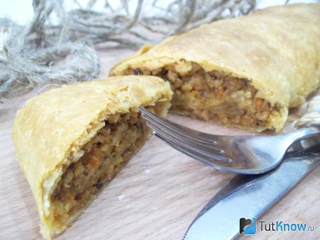Готвоый рулет с мясом из домашнего слоеного теста