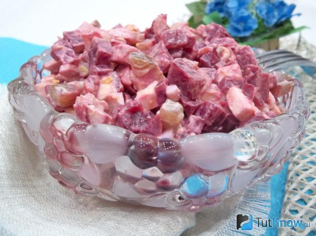Готовый салат из свеклы и яиц