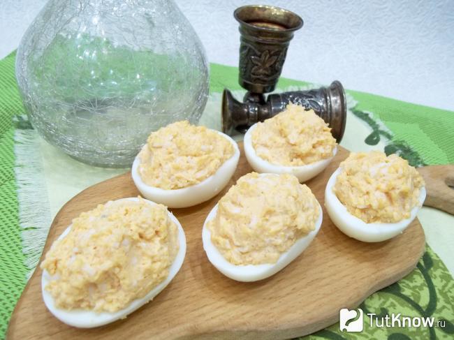 Готовые яйца, фаршированные икрой мойвы и сыром