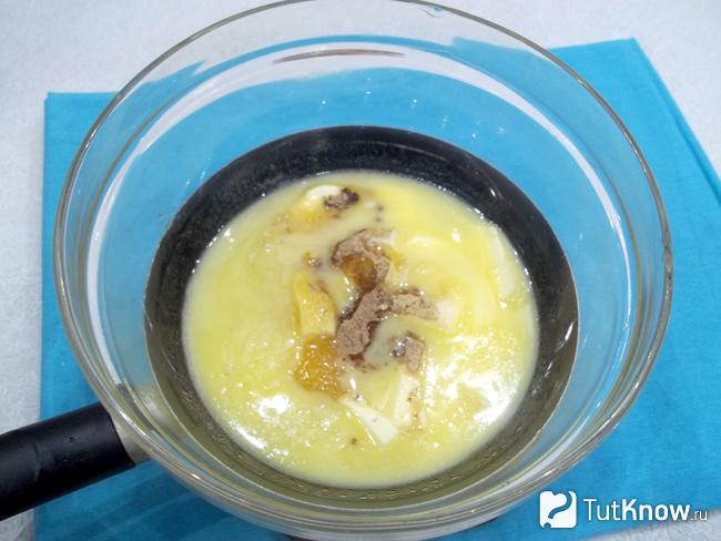Масло с медом топится на водяной бане
