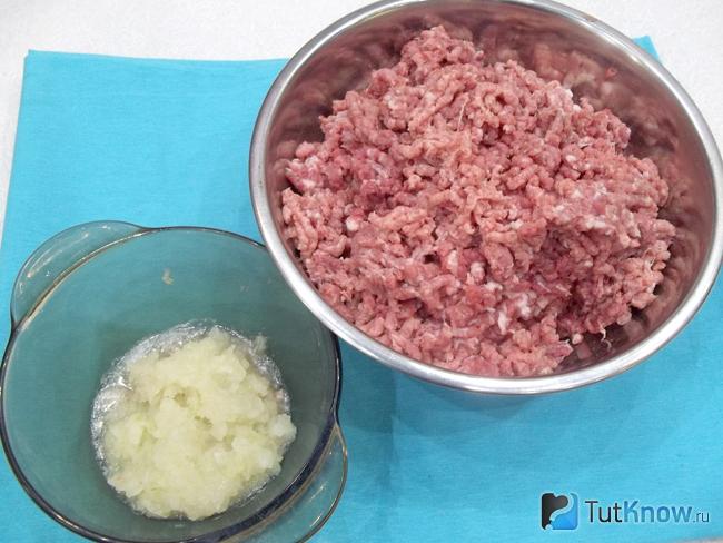 Мясо и лук перекручены