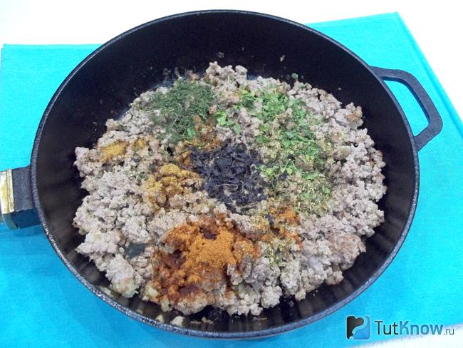 Мясо и лук жарятся