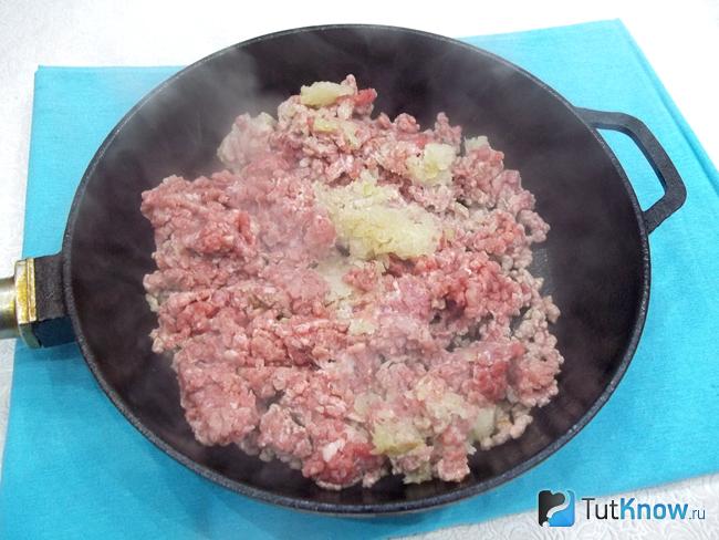Мясо и лук жарятся