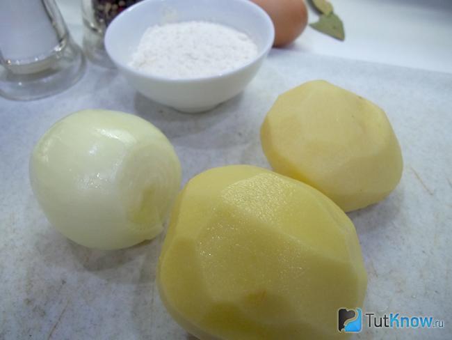 Картофель и лук очищен