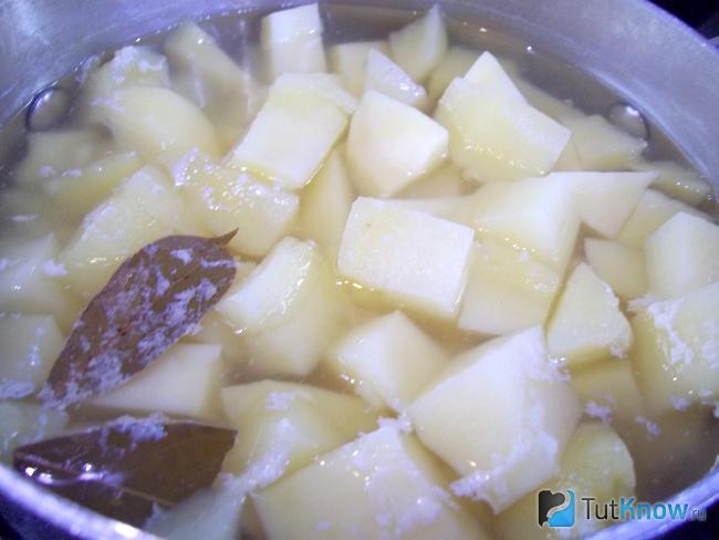 Картофель варится