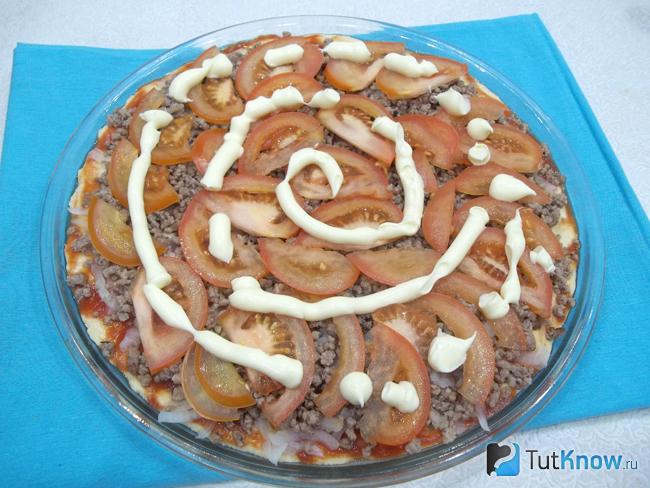 Продукты политы майонезом