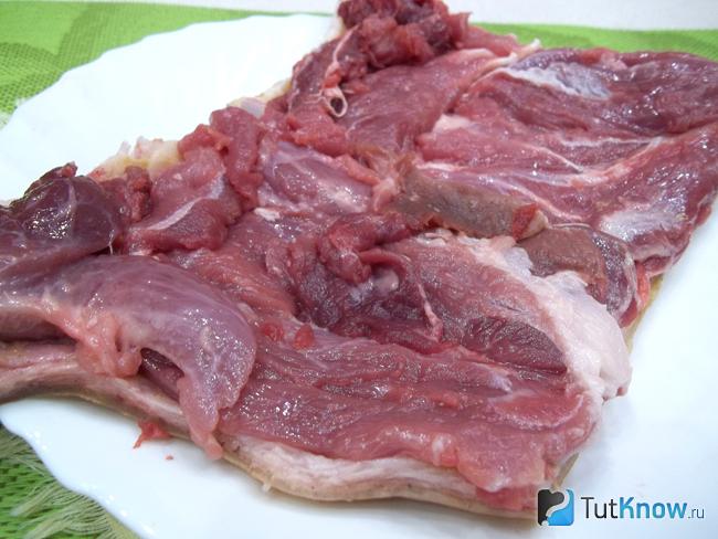 Сверху выложено мясо