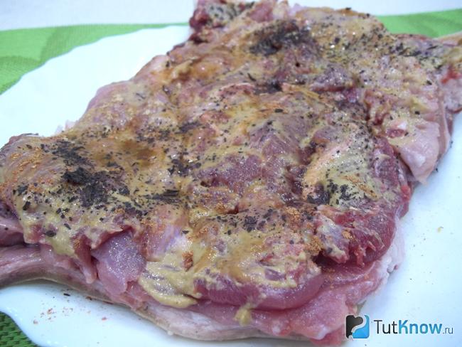 Мясо приправлено специями