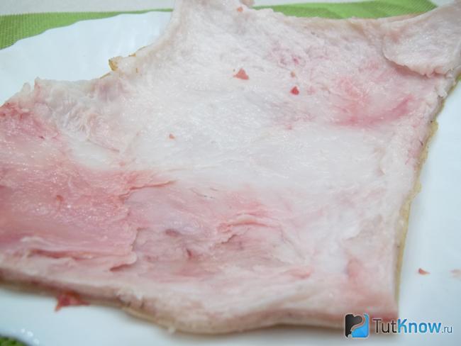 С жировой прослойки срезано мясо