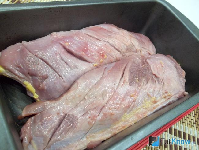 Утиные грудки выложены в форму для запекания