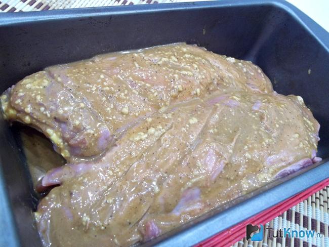 Утиные грудки политы соусом