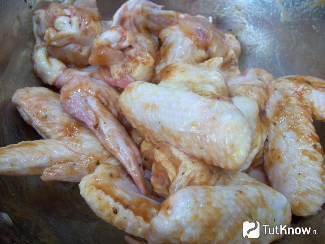 Крылышки маринуются