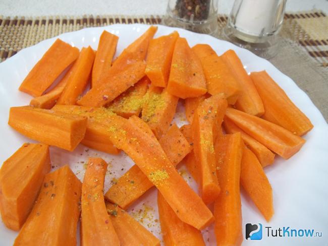 Морковь очищена и нарезана