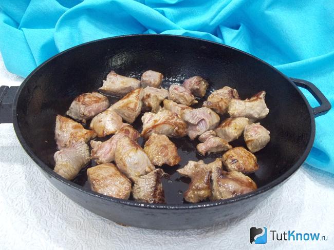 Мясо жарится
