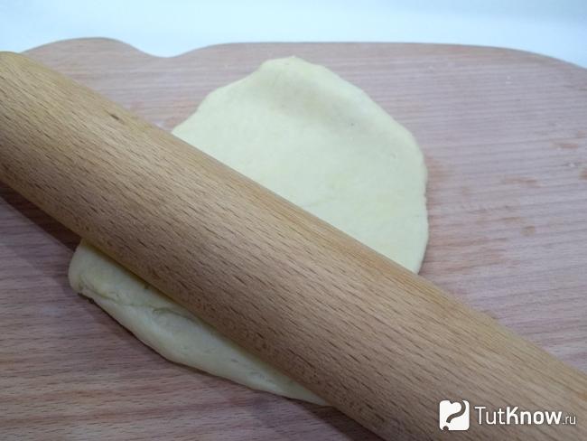 Тесто раскатано скалкой
