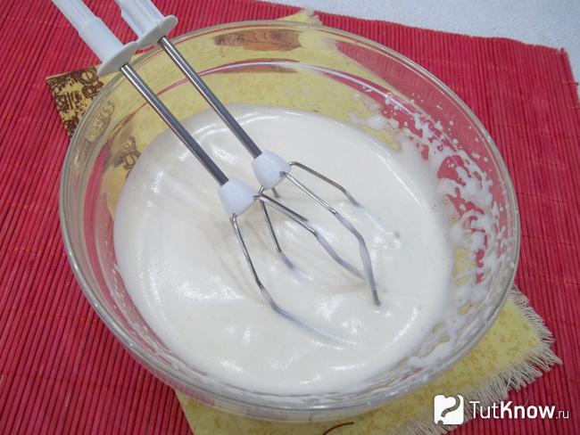 Яйца взбиты миксером