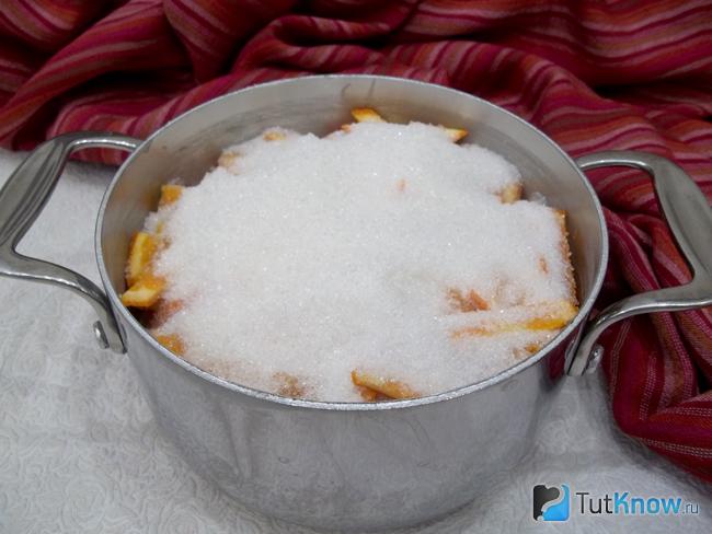 Продукты засыпаны сахаром