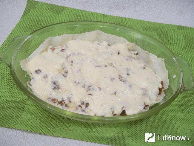 Мясо полито соусом