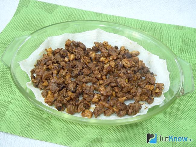 Лаваш выложен в форму и выложено мясо