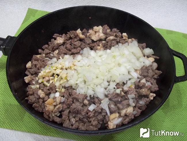 К мясу добавлен лук