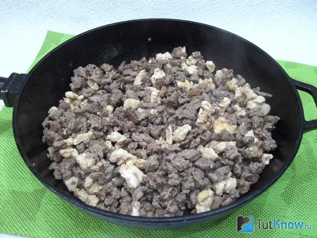 Мясо жарится