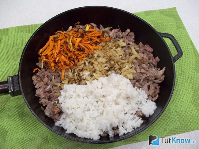 В сковороду сложены все продукты