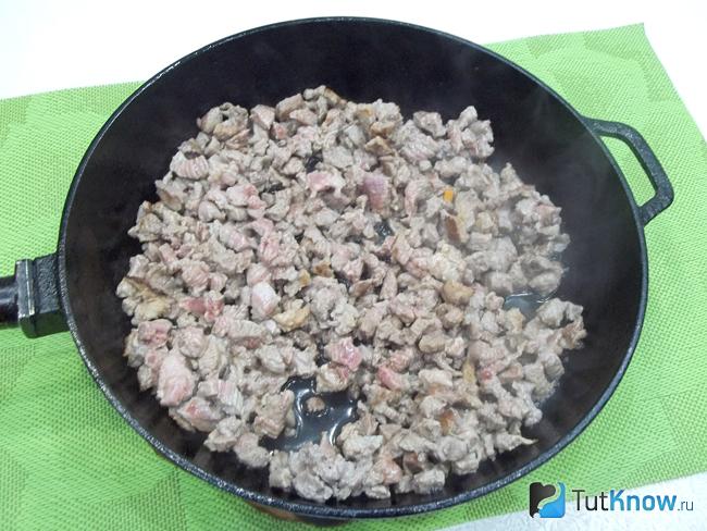 Мясо жарится