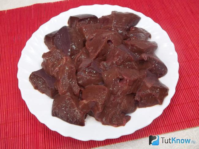 Печень нарезана