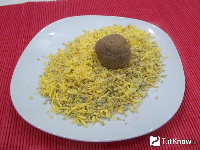 Из печени сформированы шарики, которые панированы в желтках