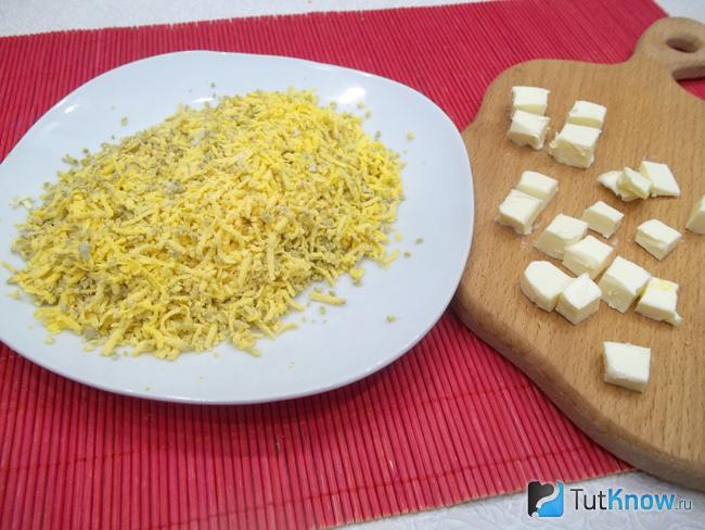 Желтки натерты. Масло нарезано кубиками
