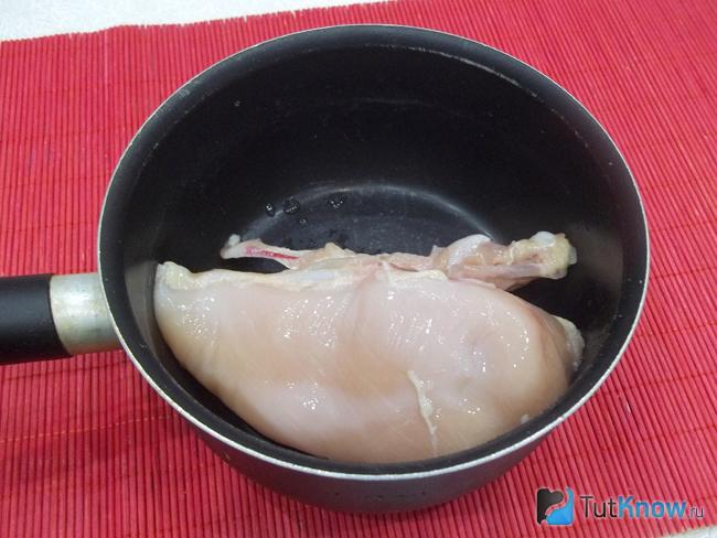 Курица варится