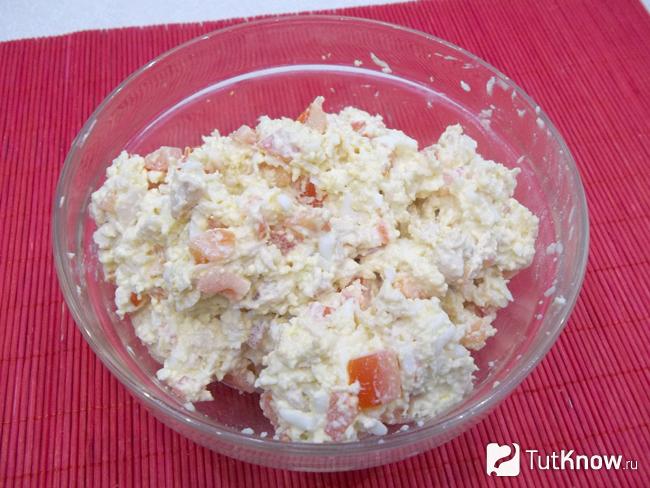 Продукты заправлены майонезом