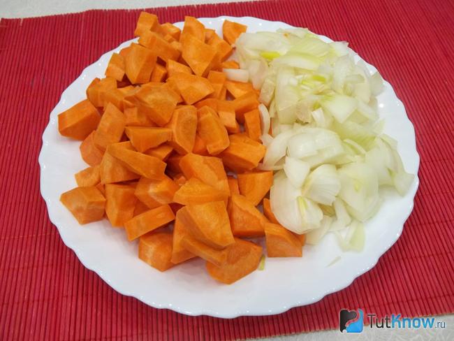 Морковь и лук нарезаны