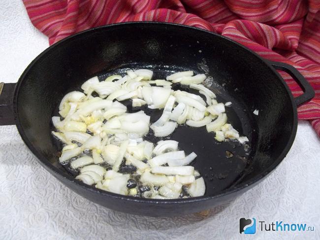 Лук жарится