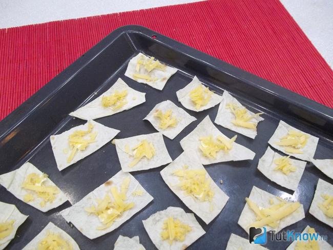 Лаваш присыпан сыром