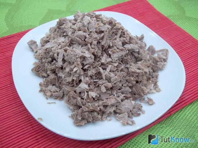 Отваренное мясо нарезано кусочкамим