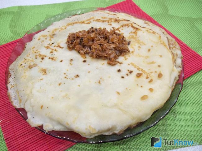 Мясо выложено на блинчик