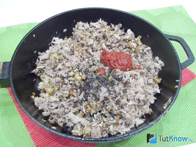 Мясо добавлено в сковороду вместе с томатом