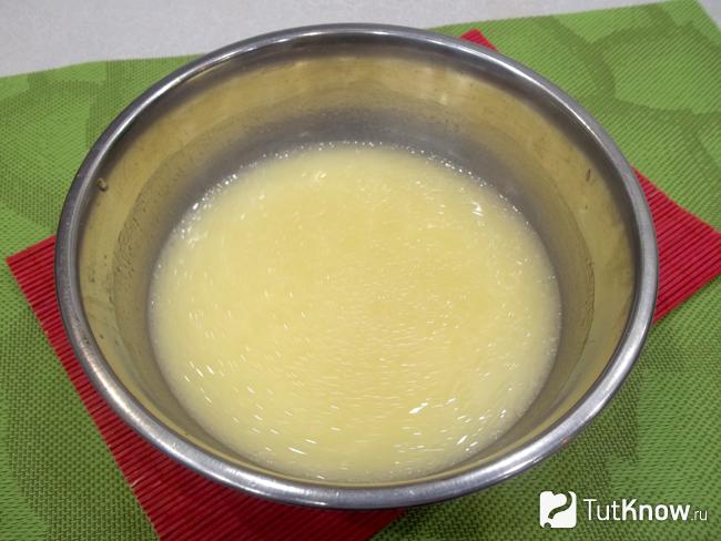 К сыворотке добавлены яйца, масло и сахар