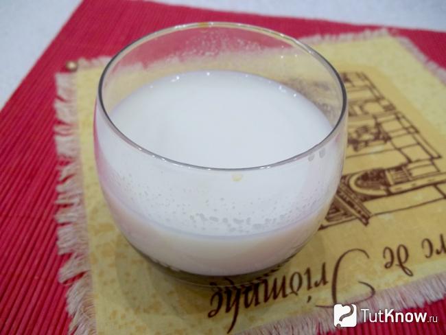 Молочное желе разлито по формочкам сверху кофейного желе