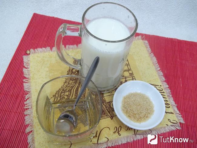 Молоко соединено с сахаром и желатином